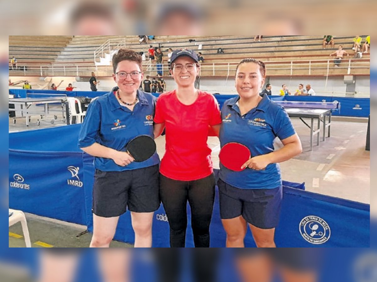 De izquierda a derecha Erika Reyes junto a su entrenadora