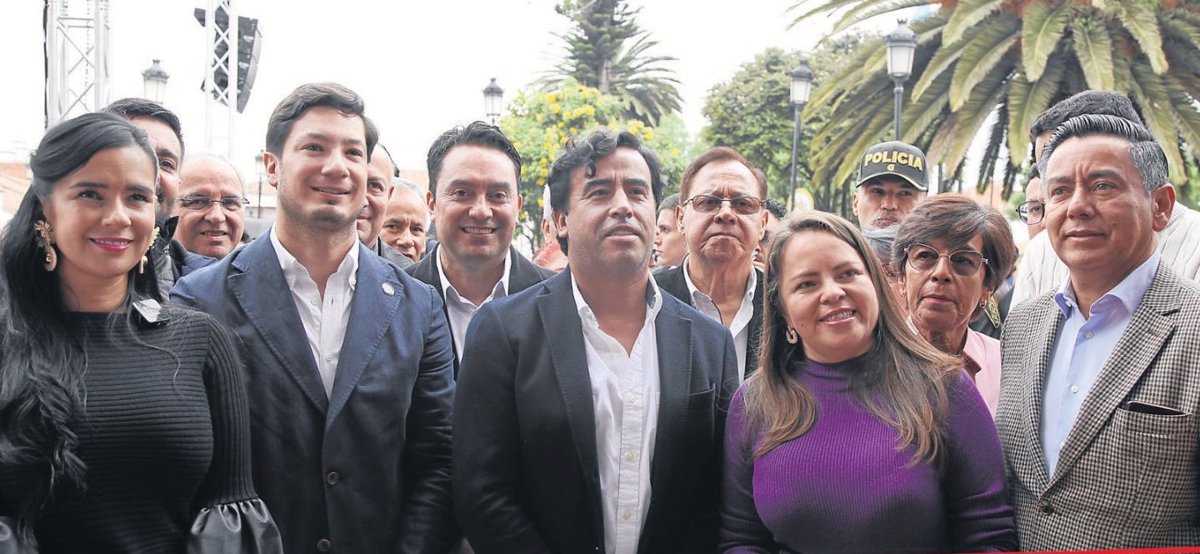 Difícil repetir la foto: Alexandra Pulido, gestora departamental; Daniel Bernal, ex alcalde; César Santamaría, pte Concejo; Jorge Machuca, exalcalde y ahora gte EPC; Geomar Duque, ex alcalde; Yeimy Villamil, alcaldesa; Mercedes Ángel, pte Asojuntas Funza, (Ahora gestora social de Útica) y el diputado Ricardo Porras.