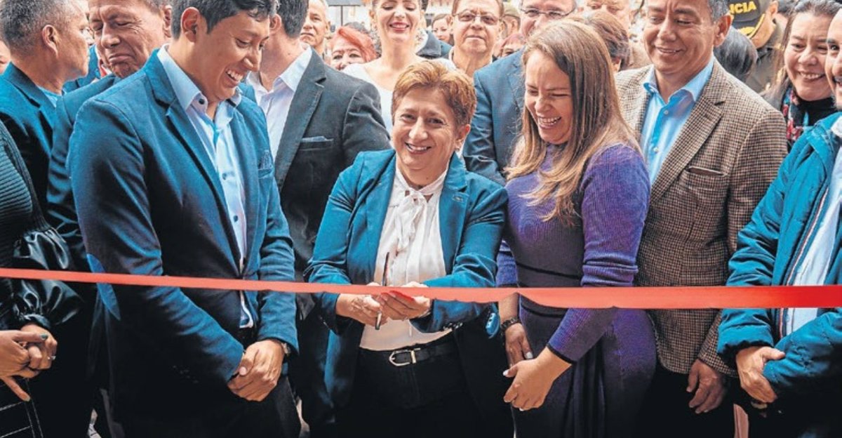 La personera, Amalia Bernal, “verificando” la calidad de la cinta.