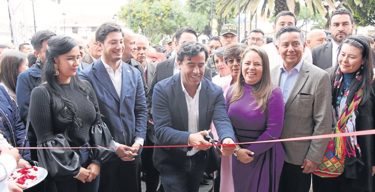 Alexandra Pulido, Daniel Bernal, Jorge Machuca, recordando viejos tiempos; Jeimmy Villamil, diputados Ricardo Porras e Ivonet Tapia.