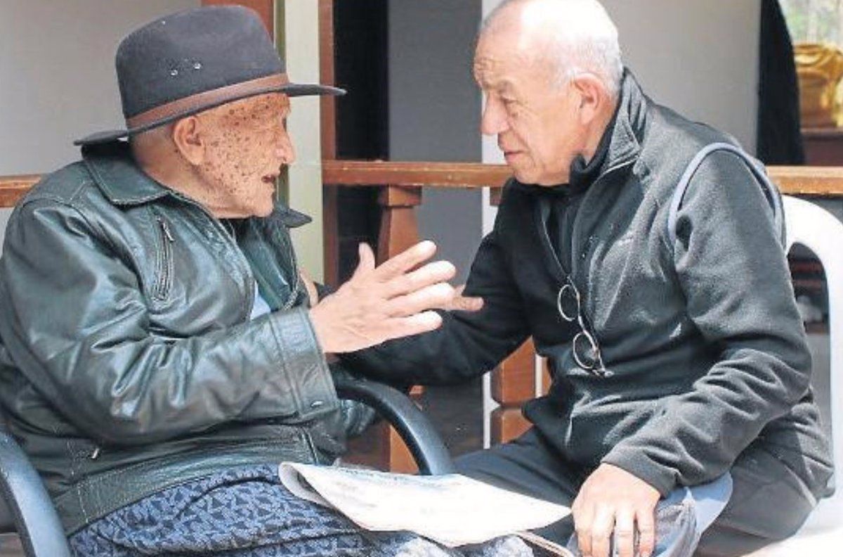 El director de EL OBSERVADOR (der.) Julio León, en el Hogar Geriátrico donde se encuentra el maestro Cuervo Zeta.