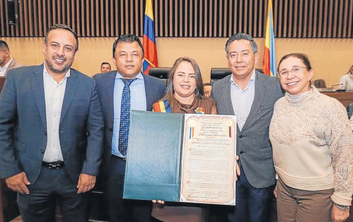 Jeimmy Villamil recibe la Orden Policarpa Salavarrieta.