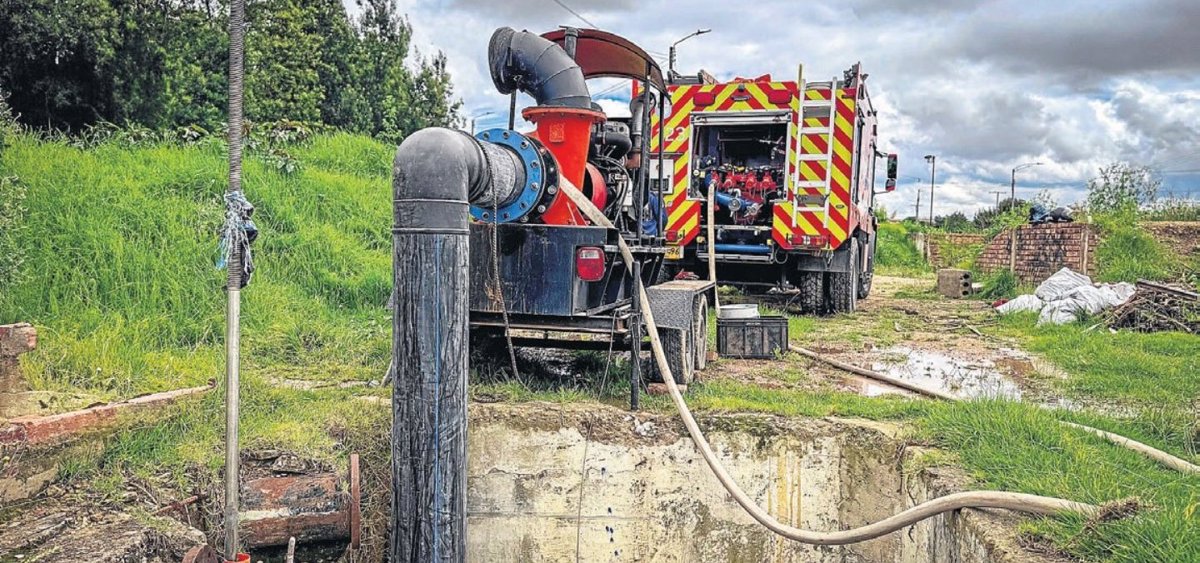 Instalan motobombas en Chía, como medida preventiva por alerta amarilla en el Ríofrío.
