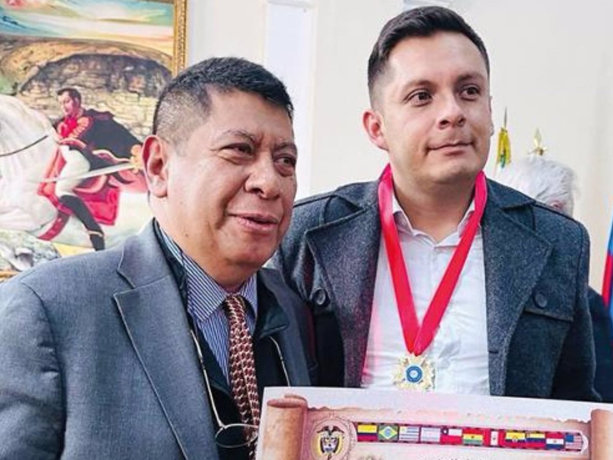 El pastor y candidato a la Cámara de Representantes David Cote recibe de manos del presidente de ASIPEC Gonzalo Guzman N, la Orden Iberoamericana Martin Luther King.