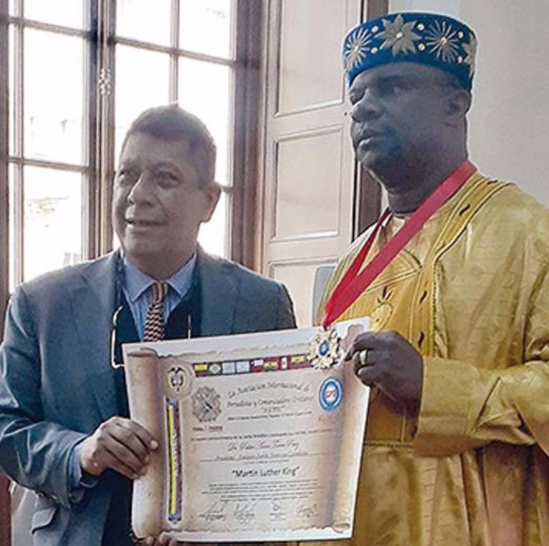 Pedro Adán Torres, actual Presidente del Partido Demócrata Colombiano, recibe de manos del representante legal de ASIPEC, la Orden al Mérito Martin Luther King.