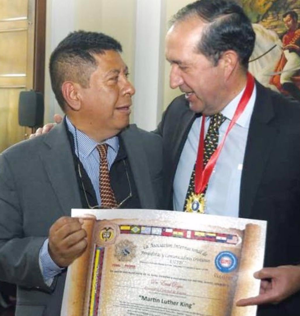 El concejal Emel Rojas Castillo expresa sus agradecimientosal Presidente de ASIPEC.