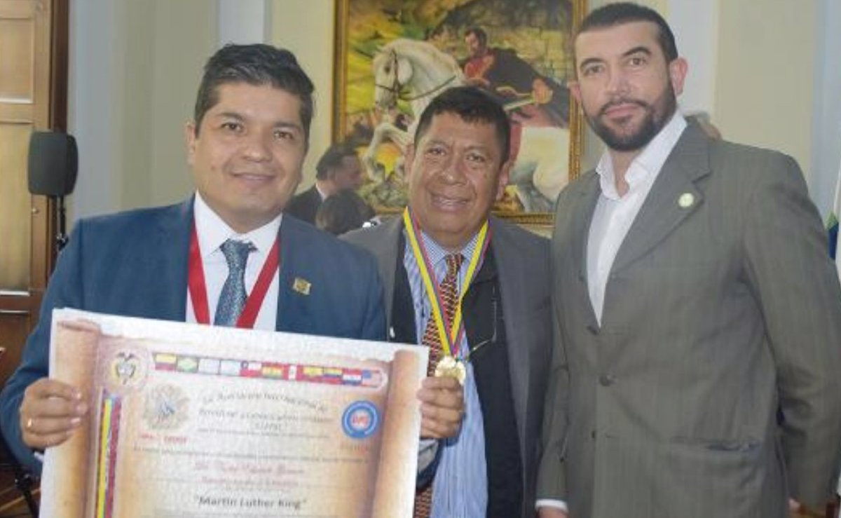 Difícil de ocultar su emoción el senador Carlos Guevara exhibe su reconocimiento…, le acompaña Gonzalo Guzman y el ingeniero David Arias.