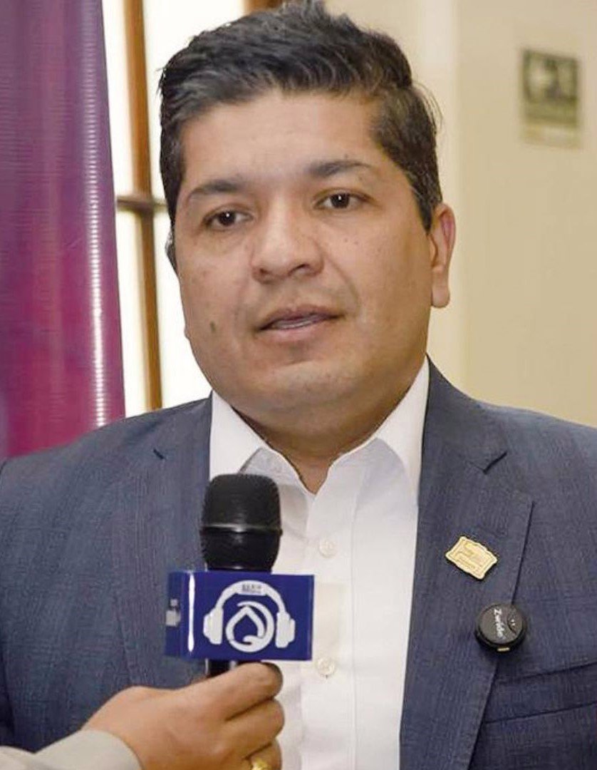 El senador Carlos Eduardo Guevara expresando susagradecimientos a la Asociación de Periodistas por tan
digno reconocimiento.