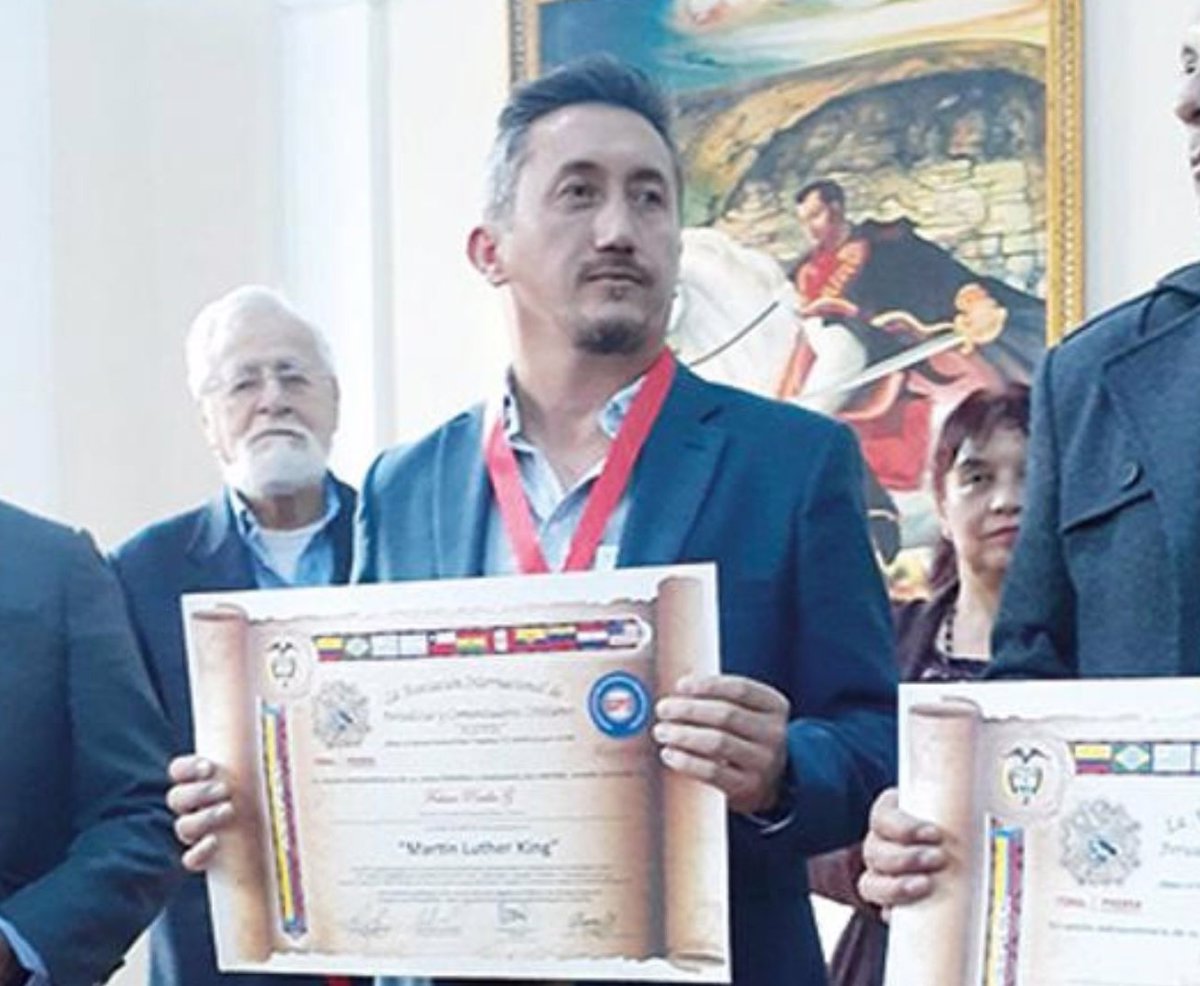 El ejecutivo empresario de la industria Sillas y Teatros Fabian Pinilla, quienes vienen incursionando con sus El pastor y periodista Oscar Julián Agudelo. productos dentro del segmento cristiano con gran éxito.