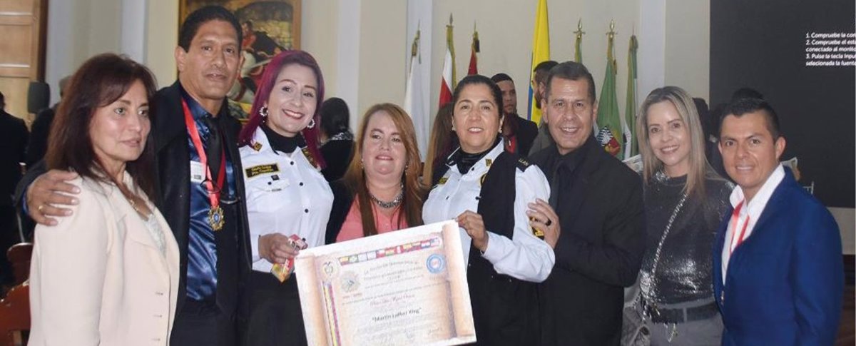 El pastor Luis Miguel Otalora es rodeado por sus familiares e invitados de honor.