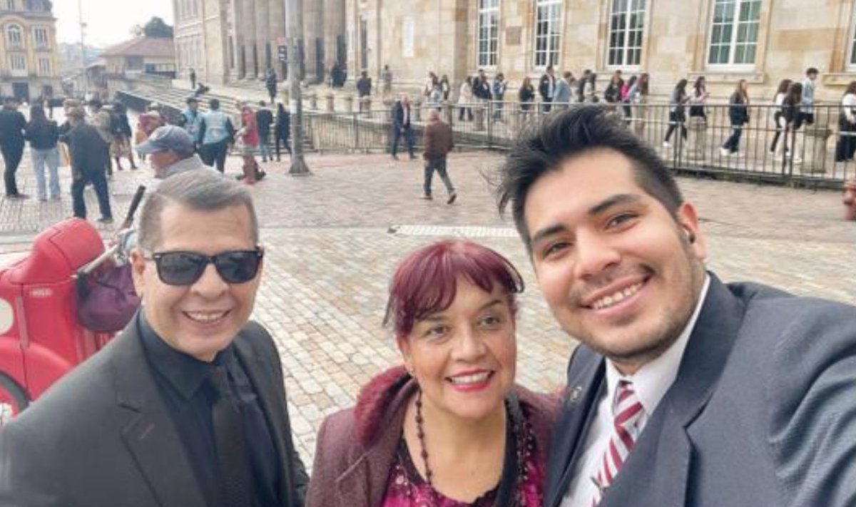 … y la fiesta continua fuera del Congreso, la alegría esimpregnada con José Américo Gallego, Grace Nocua y Juan
David Guzmán.