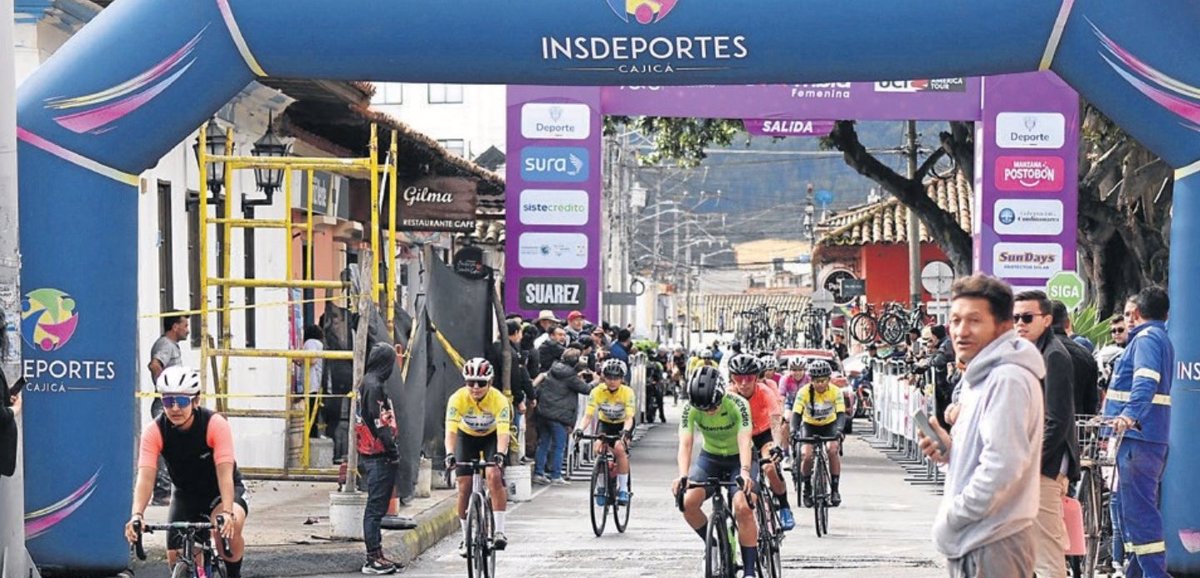 Los aficionados se agolparon en el parque principal de Cajicá para vivir la partida de la Vuelta a Colombia Femenina, queganó la ciclista Diana Carolina Peñuela, de Manizales (Caldas). Foto: Oficina de prensa Alcaldía Cajicá.