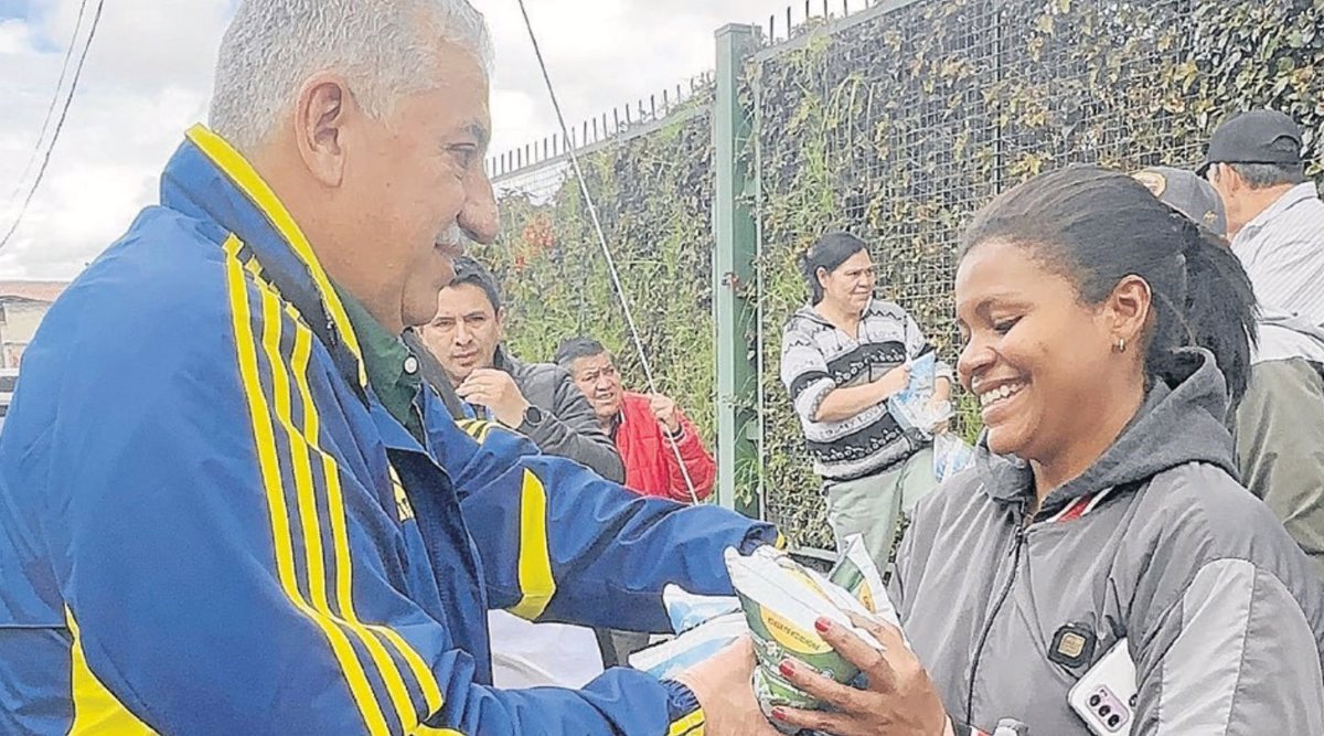 Madres gestantes y adultos mayores recibieron del gestor social Carlos Nieto bolsas de leche en una jornada de solidaridad. Foto: Oficina de prensa Alcaldía Cajicá.