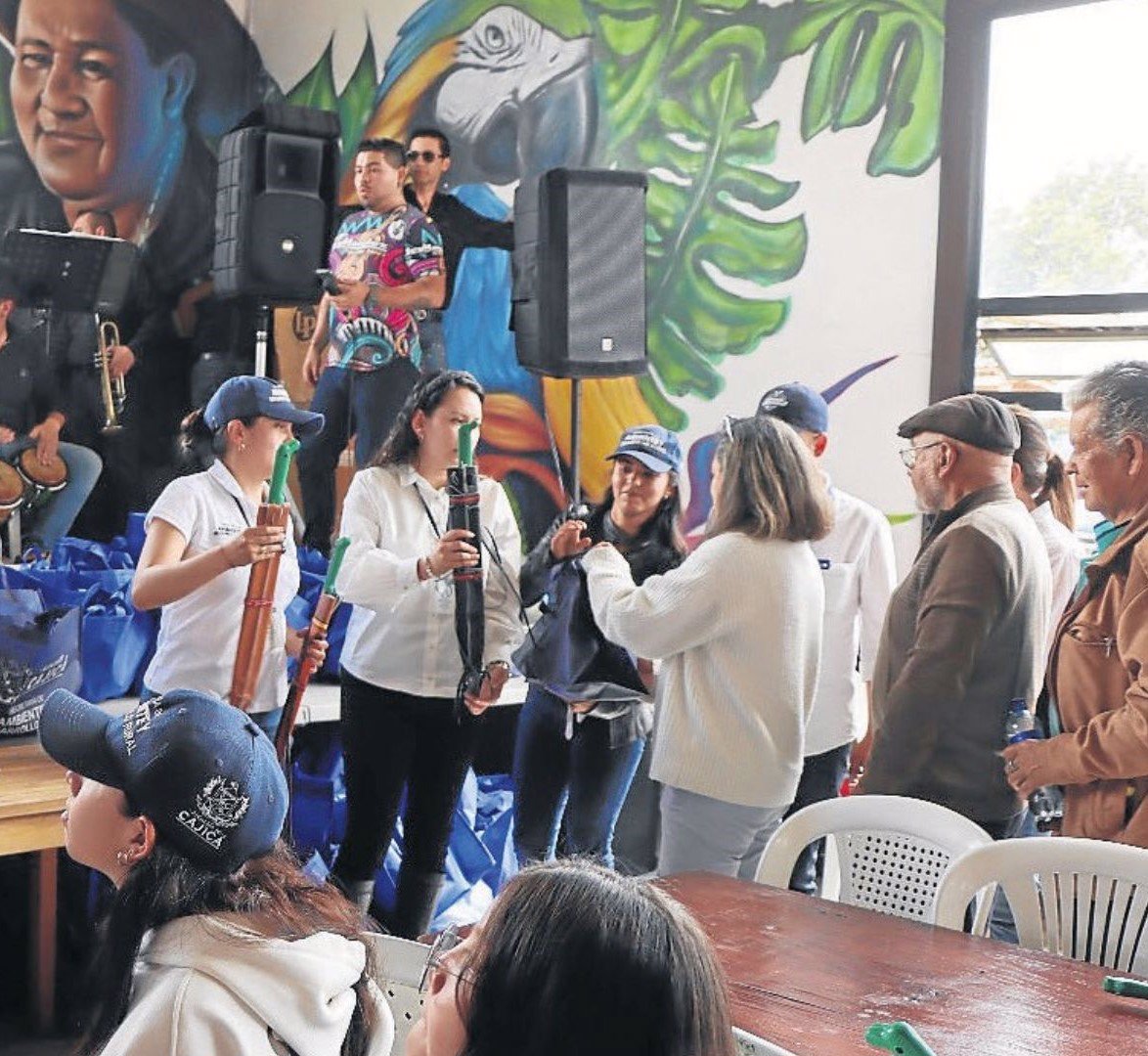 Música popular, concursos y regalos matizaron la celebración y reconocimiento a quienes trabajan la tierra. Foto: Oficina de prensa Alcaldía Cajicá.