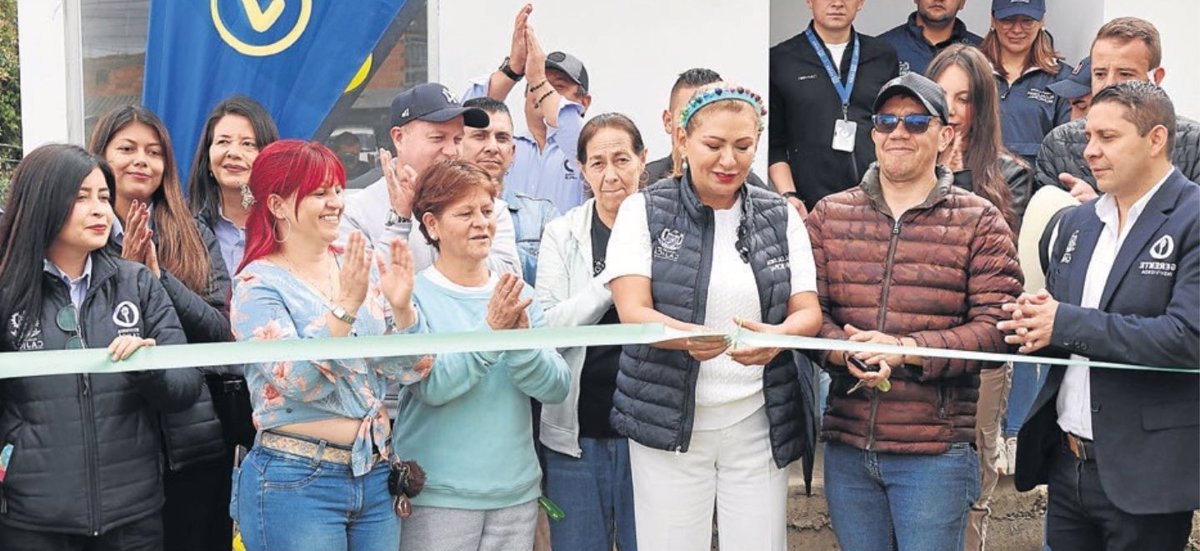 La propia alcaldesa Fabiola Jácome ha entregado las casas en sitio propio a familias cajiqueñas más vulnerables. Foto: Oficina de prensa Alcaldía Cajicá.