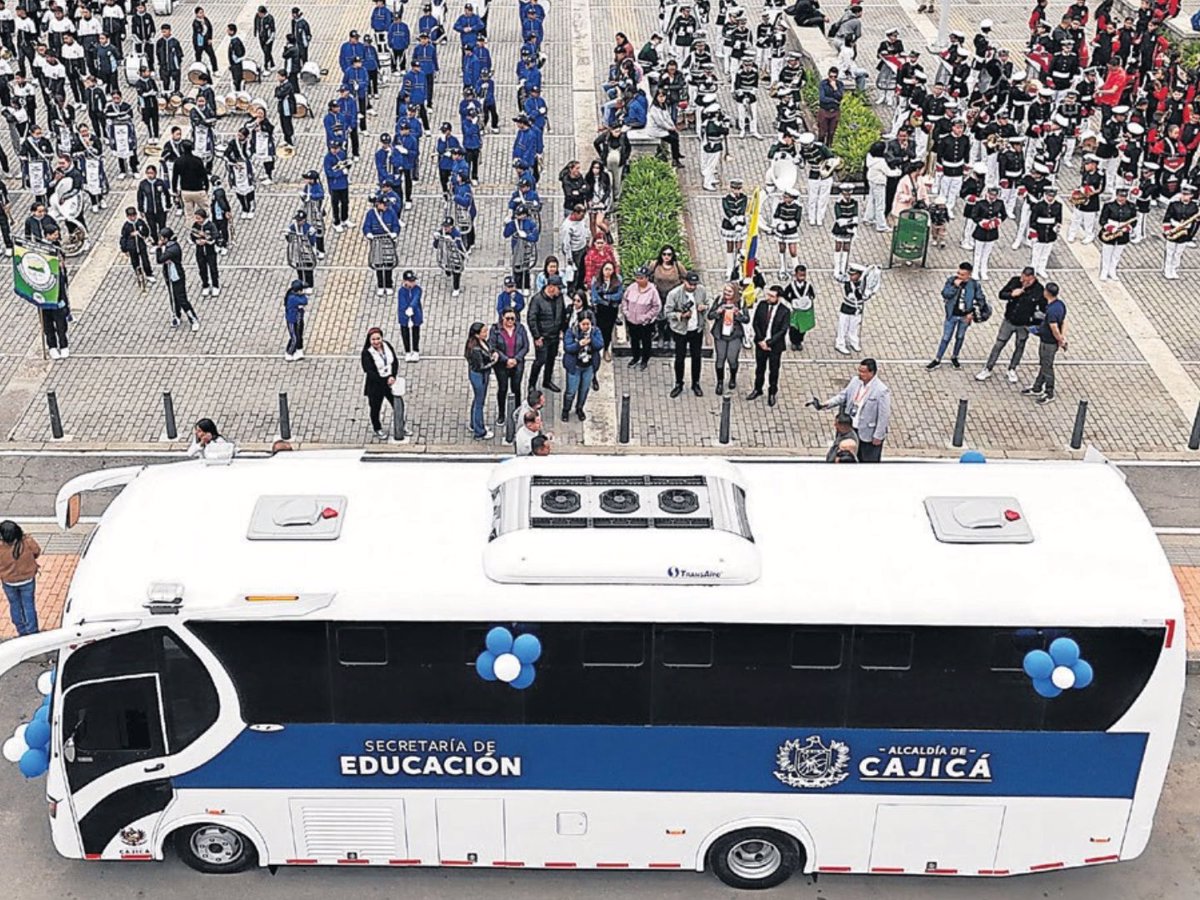 En un acto especial fue entregado para beneficio de 40 niños y jóvenes el nuevo bus escolar, que garantiza seguridad y comodidad. Foto: Oficina de prensa Alcaldía Cajicá.