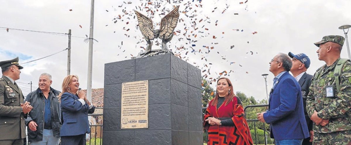 La obra del maestro cundinamarqués Julio Cortés se hizo con 70 kilogramos de armas blancas incautadas y luego fundidas. Foto: Oficina de prensa Alcaldía Cajicá.