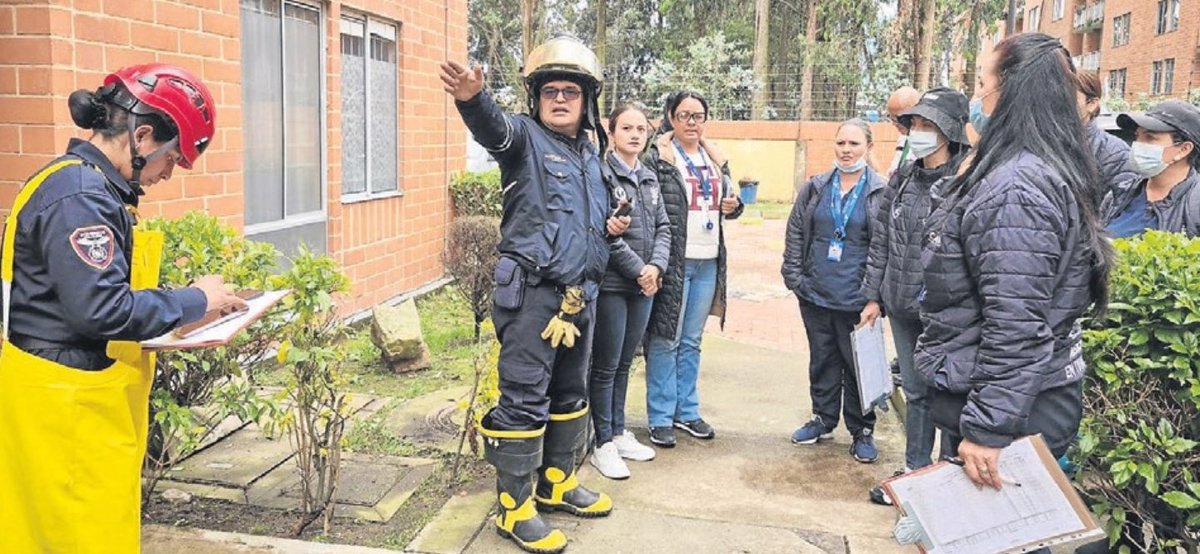 Los organismos de socorro hicieron visitas a las viviendas afectadas y entregaron ayudas humanitarias a las familias damnificadas por las lluvias que se registraron sin antecedentes. Foto: Oficina de prensa Alcaldía Cajicá.