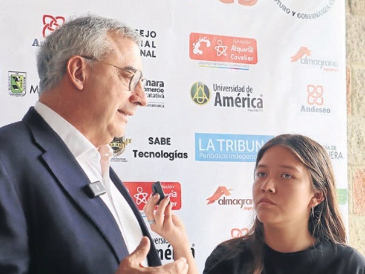 Carlos Cavelier, director Fundación Alquería Cavelier y Zahira Gutiérrez, estudiante de Sabe Tecnologías.