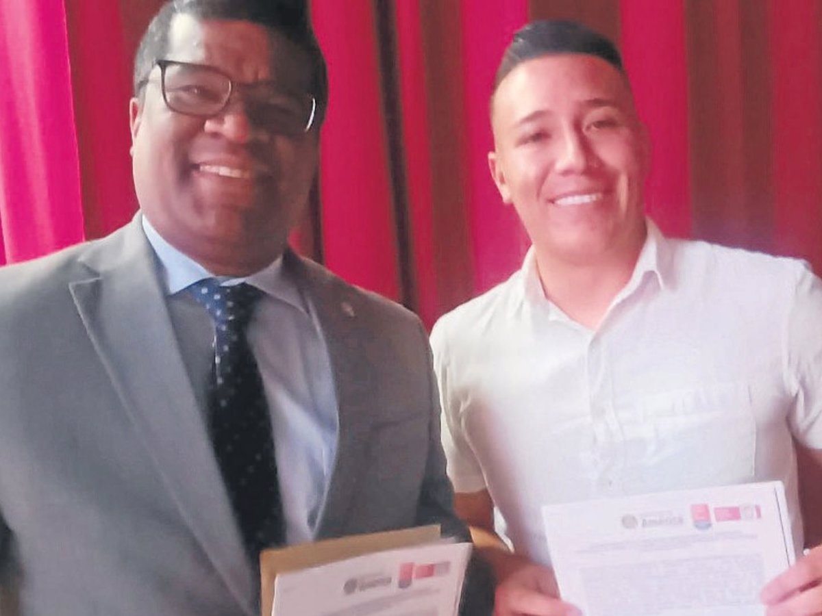 José Luis Macías, sec. general de la U. de América y Sergio Canro Cárdenas, representante de Sabe Tecnologías.