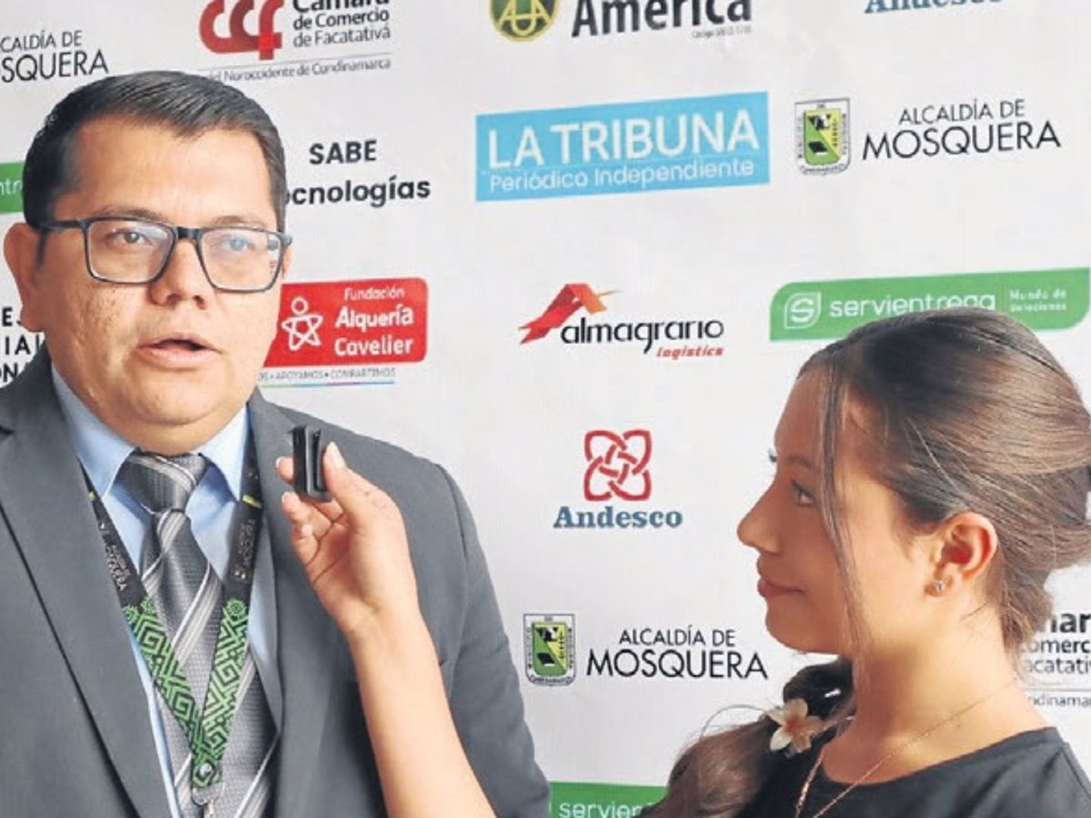 Diego López, sec. Competitividad Mosquera y Melany Ávila estudiante de Sabe Tecnologías.