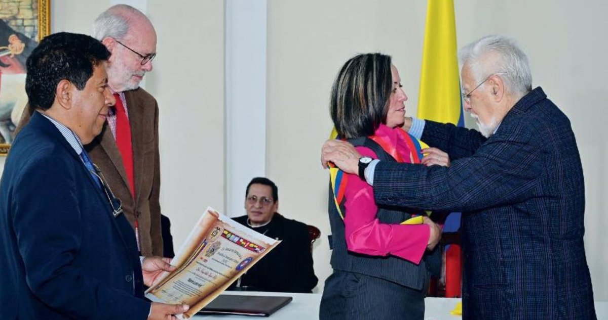 Hernando Trujillo impone la banda tricolor a la Dra. Nancy Stella Vergara.