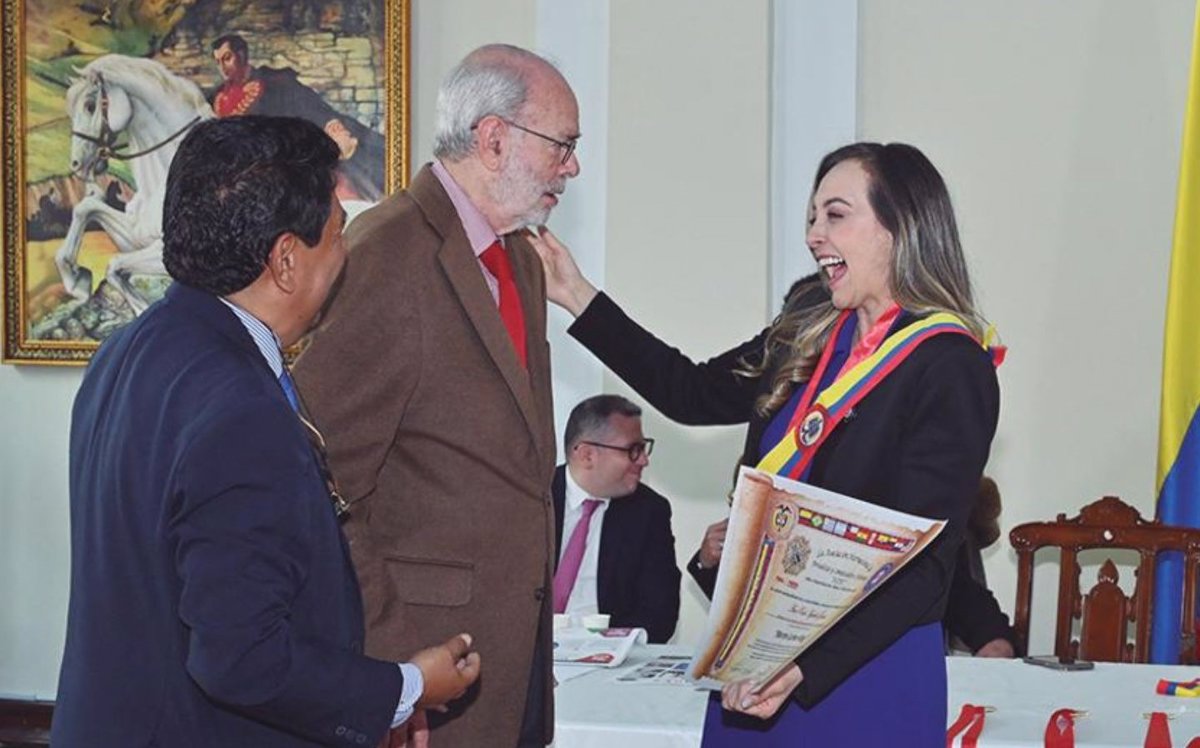 Efusiva expresión de emoción y alegría de la primera vicepresidente del Senado, Ana Paola Agudelo, al recibir el reconocimiento otorgado por la Asociación de Periodistas Cristianos.