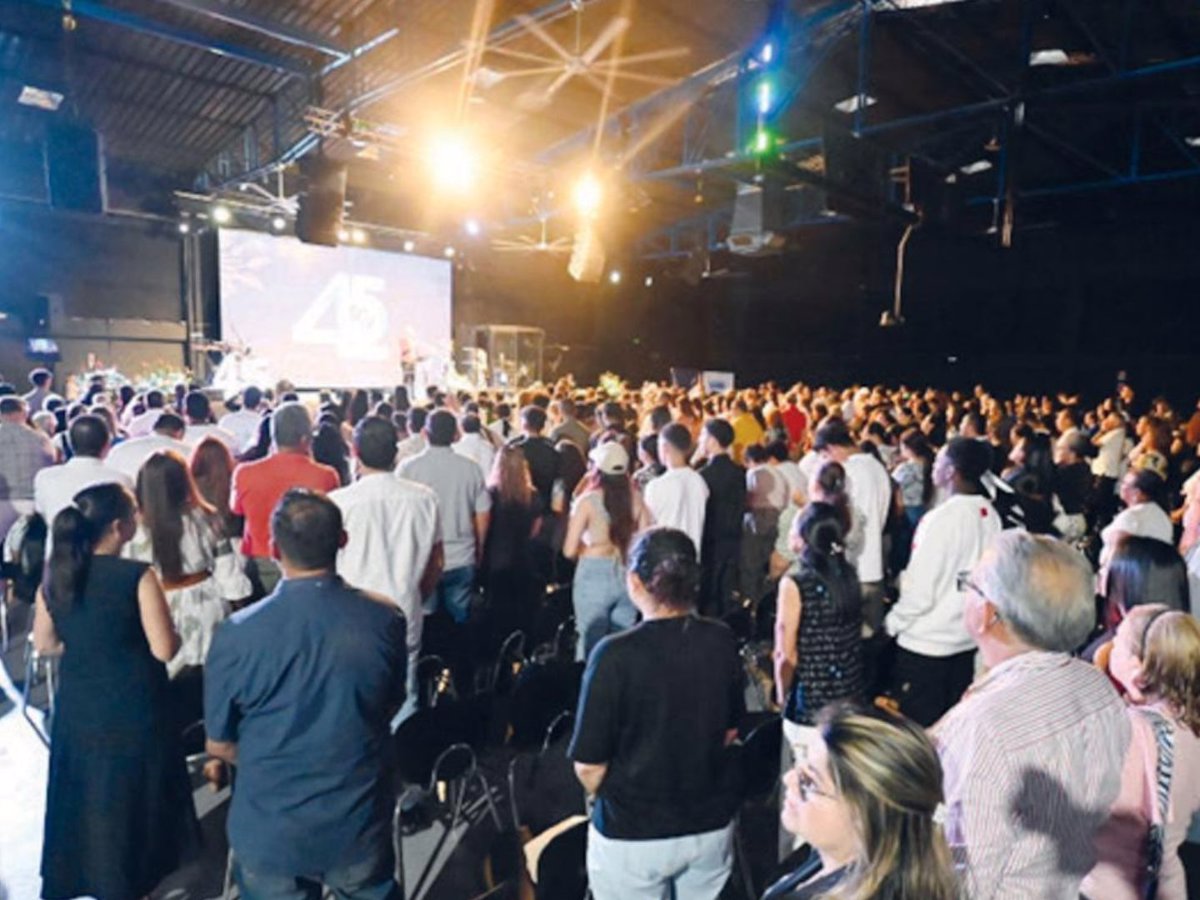 Alrededor de 1100 personas reunidas en el Aniversario.