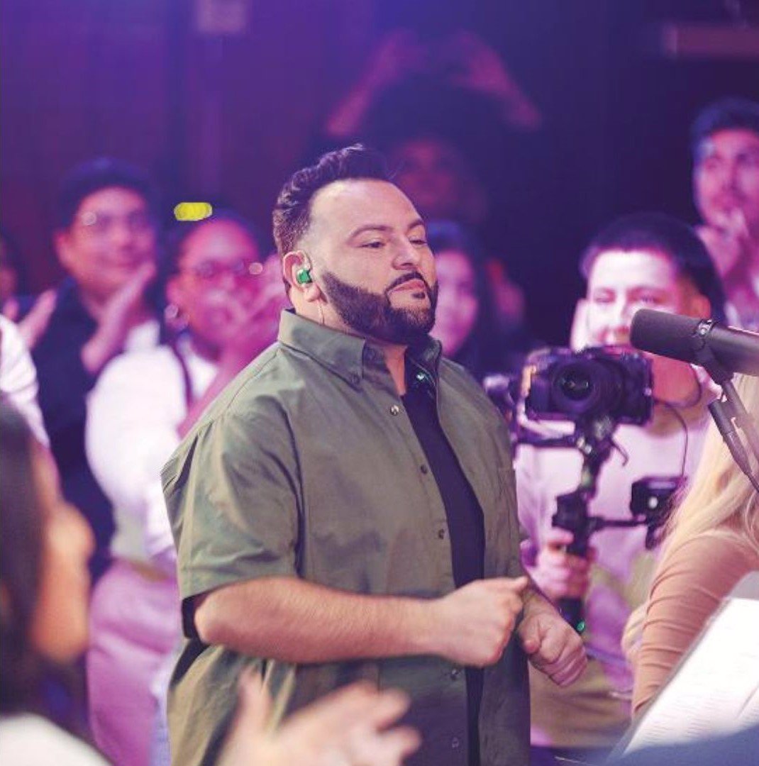 Sam Tejada dirigiendo un coro de más de cien voces.