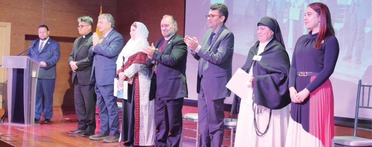 De izquierda a derecha: Pastor Juan Felipe Gómez Rodríguez, Moderador, Delegado Ideológico Nacional de Libertad Religiosa | Presbítero Gabriel Enrique Méndez, Iglesia Católica Arquidiócesis de Bogotá | Director Marcos Peckel, Confederación de Comunidades Judías | Hermana Maria José Acevedo, Fundación Islámica Assalam de Colombia | Obispo Francisco Duque, Iglesia Universal Apostólica Anglicana | Coordinador William Saade, Iglesia Pentecostal Unida de Colombia | Hermana Rosa Barrera, Dominicas Hijas de Nuestra Señora de Nazareth | Dra. Laura Alzate, Iglesia de Dios Ministerial de Jesucristo Internacional.
