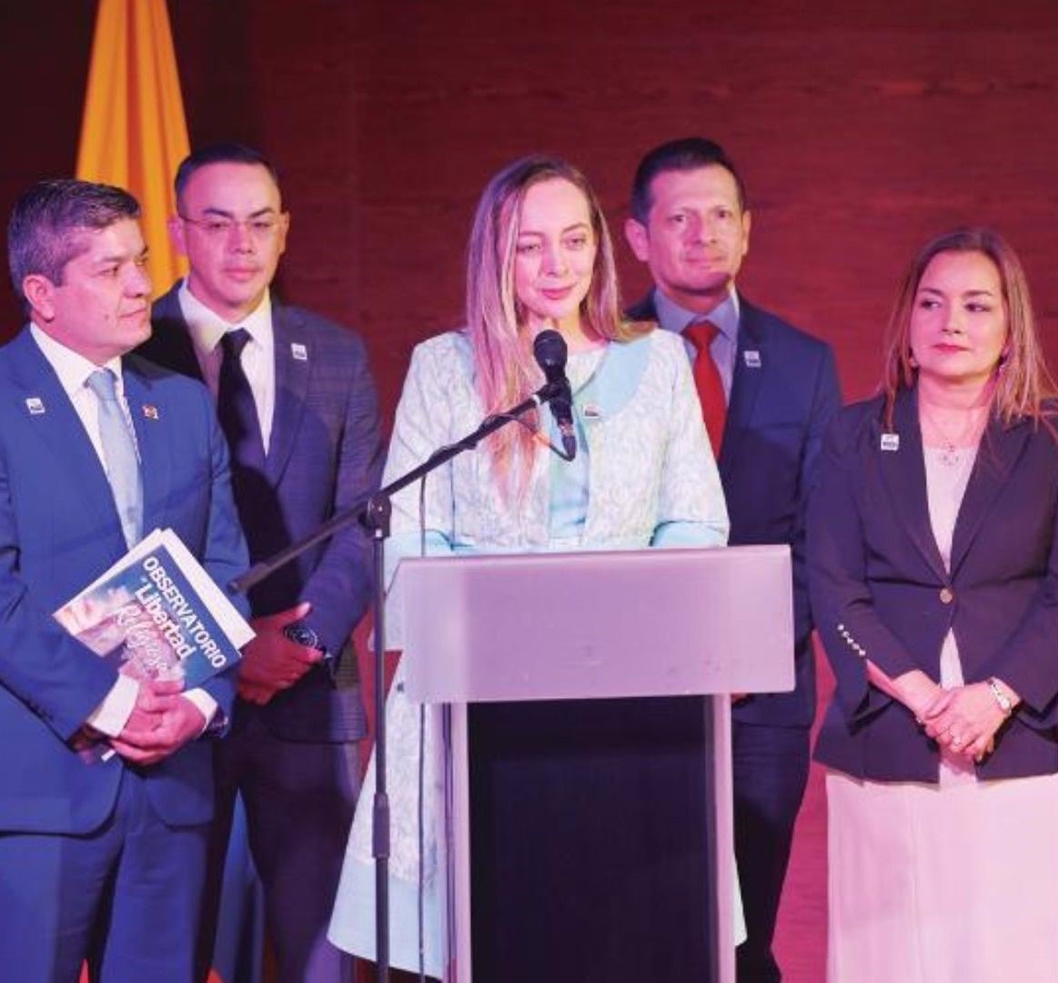 De izquierda a derecha: Senador Carlos Guevara, Concejal Fabian Puentes, Senadora Ana Paola Agudelo, Concejal Samir Bedoya, Representante a la Cámara Irma Luz Herrera MIRA.