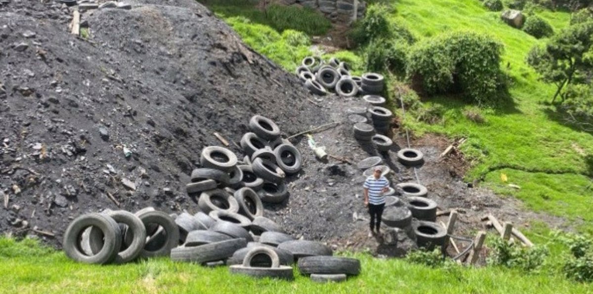 El relleno de la zona agrícola se estaba haciendo con residuos de construcción y con llantas, lo que es ilegal. Foto: Prensa CAR.