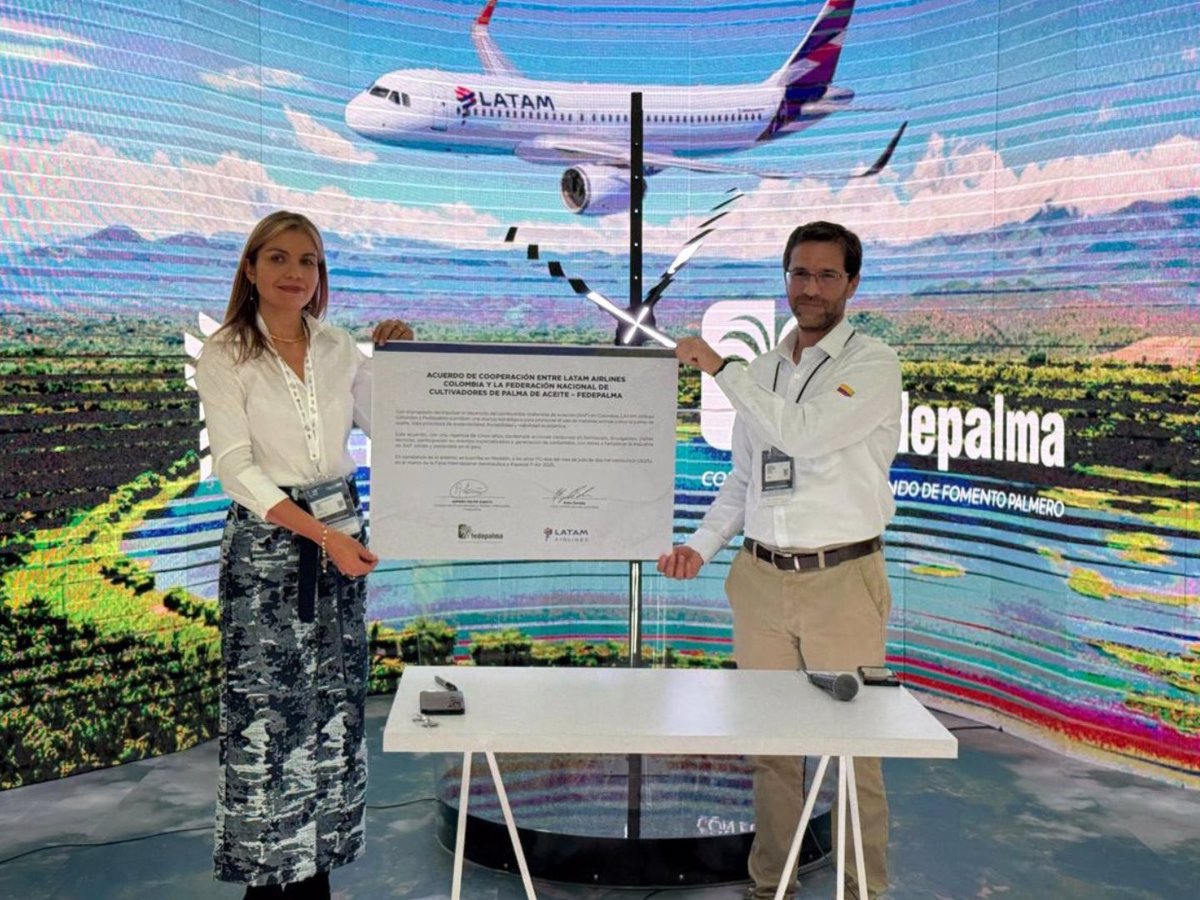 La CEO LATAM Airlines Colombia, Erika Zarante Bahamón, y el director de Sostenibilidad de Fedepalma, Andrés García, suscribieron el acuerdo para avanzar hacia un futuro más limpio, competitivo y sostenible. Foto: EL OBSERVADOR.