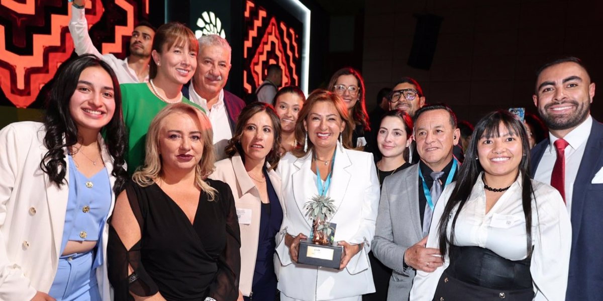 La alcaldesa Fabiola Jácome Rincón en representación del municipio recibió el galardón, entregado por la CAR y Colombia Líder, que compartió con su equipo de gobierno y la comunidad cajiqueña Foto: Oficina de prensa Alcaldía Cajicá.