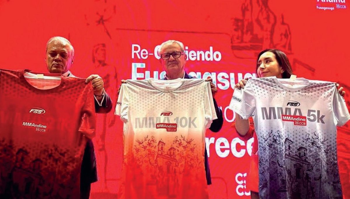 Ovidio Claros (izq.), presidente de la CCB, (camiseta 21K); William García, alcalde de Fusagasugá, (camiseta 10K); y Stephani Rincón, de FSS (camiseta 5K). Foto: CCB.