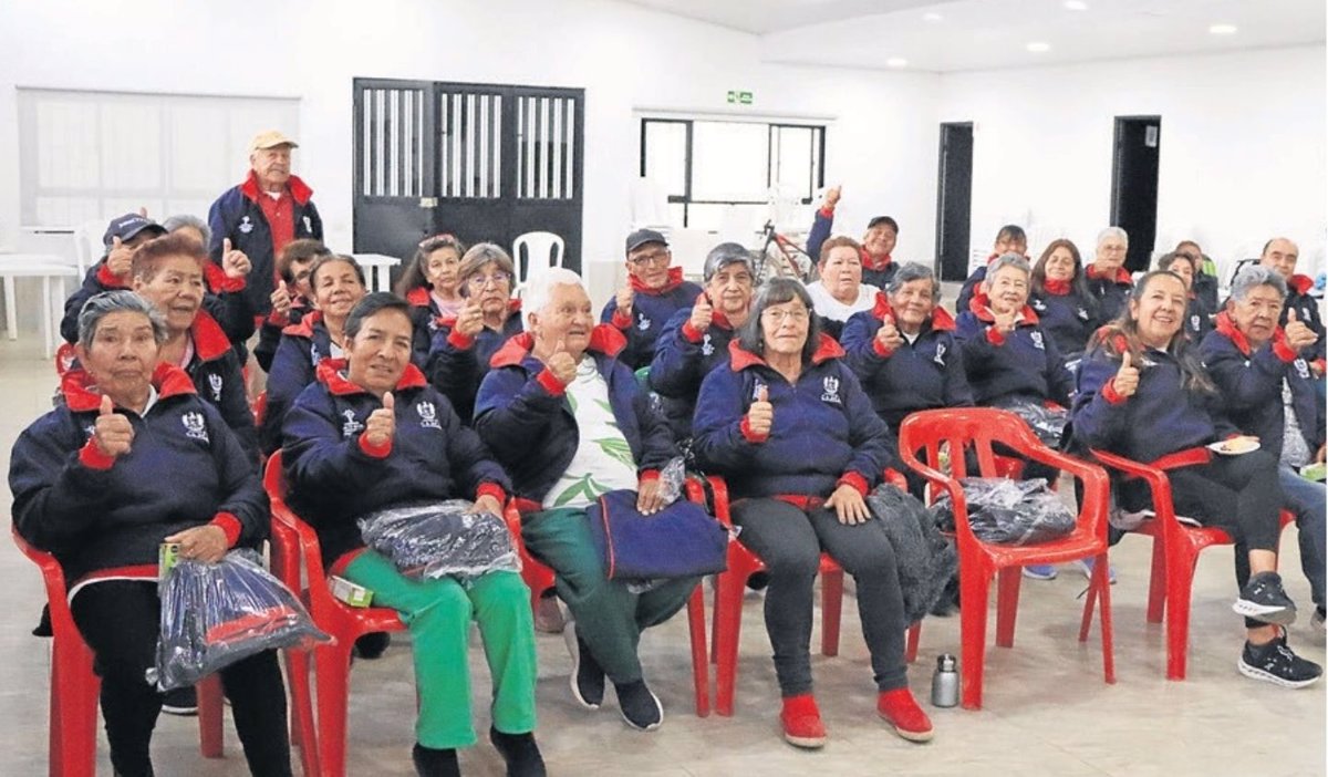 Con alegría y gratitud los adultos mayores recibieron las sudaderas, dotación con la que alcaldía reafirmó el compromiso con esta población vulnerable. Foto: Oficina de prensa Alcaldía Cajicá.