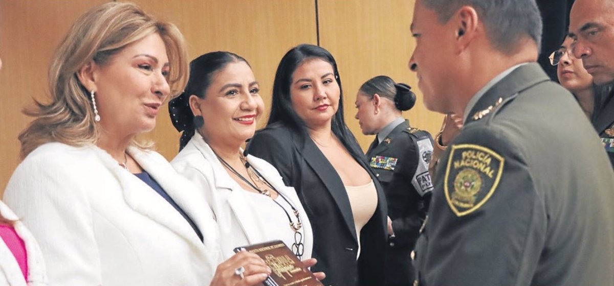 La alcaldesa Fabiola Jácome recibió de la Policía Nacional la placa por su liderazgo en la protección y dignificación de las mujeres de Cajicá. Foto: Ofi cina de prensa Alcaldía Cajicá.