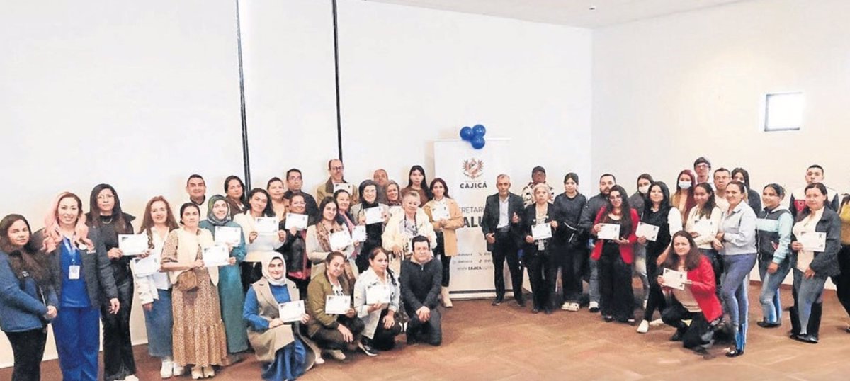 Un grupo de 50 personas recibió certificación por la ejecución de buenas prácticas dentro del sector alimenticio del municipio. Foto: Ofi cina de prensa Alcaldía Cajicá.