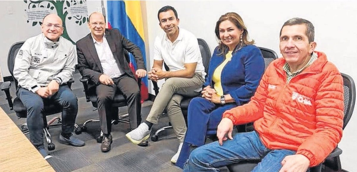 Los alcaldes de Zipaquirá (izq.), Cajicá, Fabiola Jácome (centro) y Chía (derecha), celebraron con el gobernador Jorge Rey y el Ministro de Hacienda, Germán Ávila, la firma del convenio de cofinanciación. Foto: Ofi cina de prensa Alcaldía Cajicá.