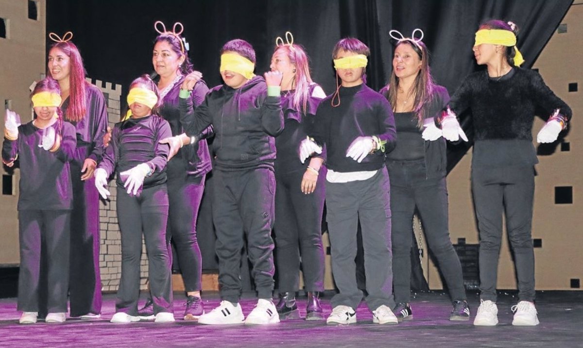La puesta en escena se convirtió en un espectáculo incluyente y de solidaridad que cautivó a las familias y asistentes. Foto: Oficina de prensa Alcaldía Cajicá.