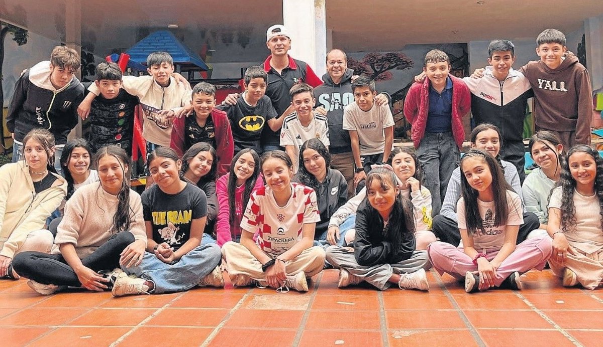 Más allá de enseñar pasos de baile, el profesor Elkin Pachón transmite a los niños, con disciplina y sensibilidad, valores humanos como el respeto, la humildad y la solidaridad. Foto: archivo particular.