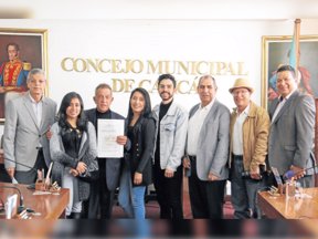 De Izquierda a derecha, Hugo Sierra, Adriana Rincón, Julio León, Neisy Bolaños, Santiago Triviño, Hernando Villa y Hermes Rodríguez, director de la emisora Cajicá Radio Internacional 94.4 F.M.