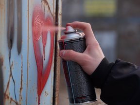 "Empoderamiento y Expresión Personal: Los colores dentro del gris"