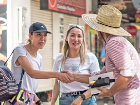 Caminando y saludando.
