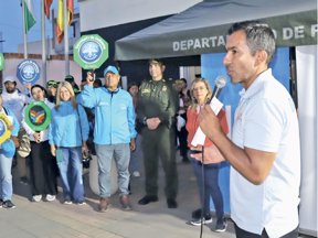 "Nos comprometemos a:". "Nos comprometemos a:".