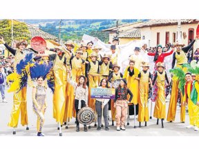 Coloridas y alegres comparsas que recorrieron las principales calles del municipio engalanaron el Festival Rodamonte en su XXIV versión. Fotos: Daniel Rodríguez.