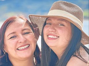 La admiración por su mamá, Angélica Gómez, llevó a Juanita a interesarse en la política, la igualdad de género, el medio ambiente y las causas de los jóvenes. Foto: archivo particular. La admiración por su mamá, Angélica Gómez, llevó a Juanita a interesarse en la política, la igualdad de género, el medio ambiente y las causas de los jóvenes. Foto: archivo particular.