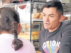 Con humildad y pese a su investidura de concejal, Jalver sigue atendiendo en la panadería que tiene con la familia en el sector La Variante, a donde acude masivamente la clientela que lo conoce hace varios años. Tampoco ha dejado de hacer los domicilios en su triciclo. Fotos: Edilberto Devia – EL OBSERVADOR. Con humildad y pese a su investidura de concejal, Jalver sigue atendiendo en la panadería que tiene con la familia en el sector La Variante, a donde acude masivamente la clientela que lo conoce hace varios años. Tampoco ha dejado de hacer los domicilios en su triciclo. Fotos: Edilberto Devia – EL OBSERVADOR.