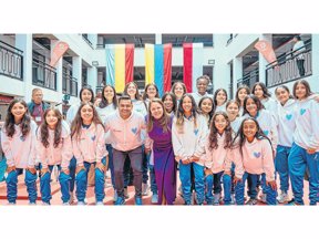 Cantera de futbolistas buscando el complemento de otro logro profesional, equipo Real Pasión el técnico Albert Martínez y la alcaldesa Jeimmy Villamil.