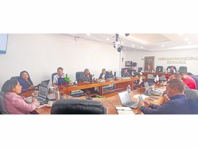 Los cinco concejales de la Comisión I de Planeación, entre ellos, el ponente Juan David Sánchez, avanzan en la discusión del proyecto en primer debate. Foto: Edilberto Devia – EL OBSERVADOR.